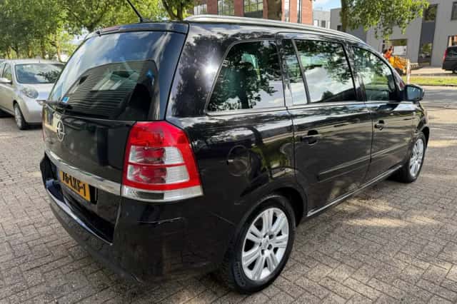 Opel Zafira (2010) thumbnail 5