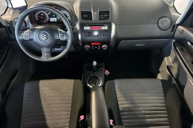 Suzuki SX4 (2011) thumbnail 2