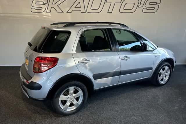 Suzuki SX4 (2011) thumbnail 3
