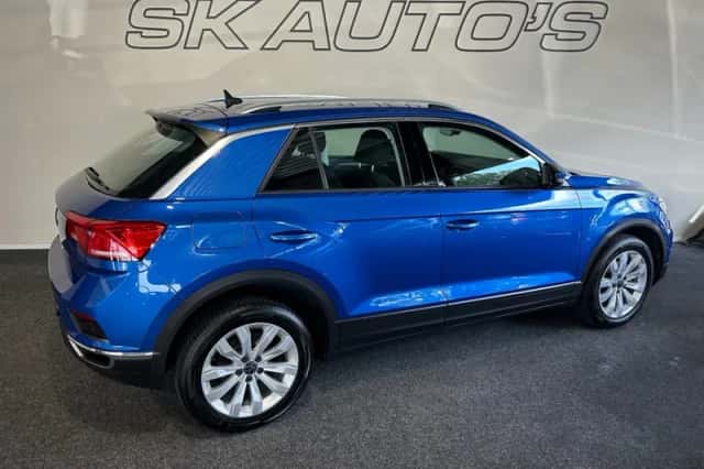 Volkswagen T-Roc (2021) thumbnail 3
