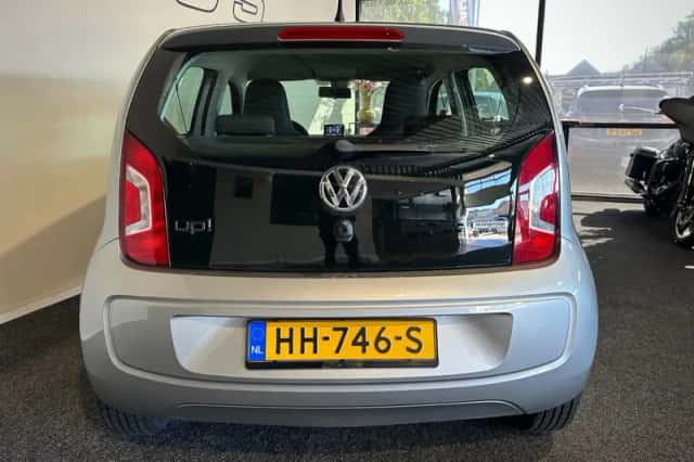 Volkswagen Up! (2015) thumbnail 4