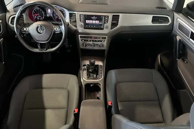 Volkswagen Golf (2017) thumbnail 2