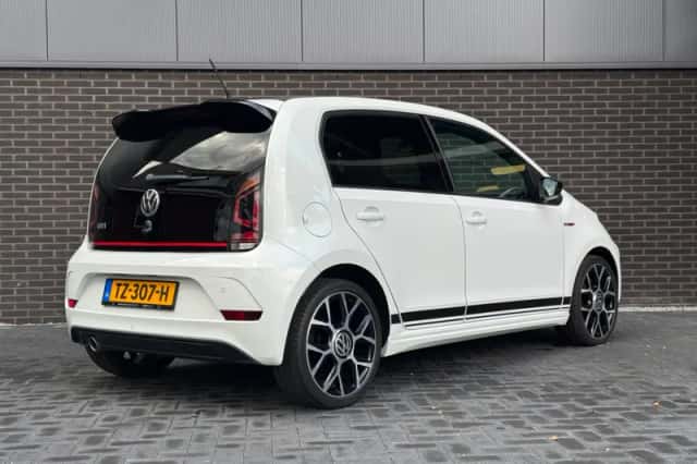 Volkswagen Up! (2018) thumbnail 2