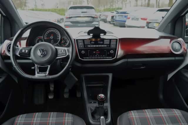 Volkswagen Up! (2018) thumbnail 5