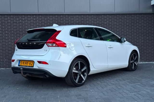 Volvo V40 (2013) thumbnail 2
