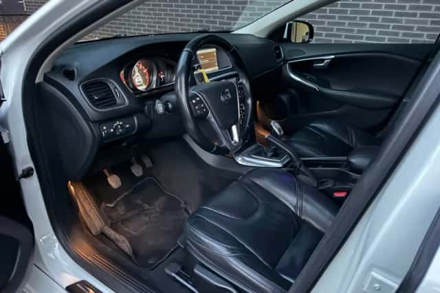 Volvo V40 (2013) thumbnail 3
