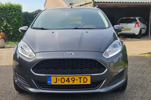 Ford Fiesta (2017) thumbnail 2