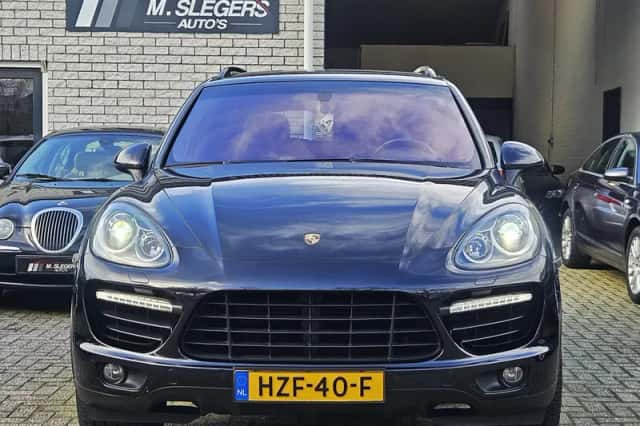 Porsche Cayenne (2010) thumbnail 2