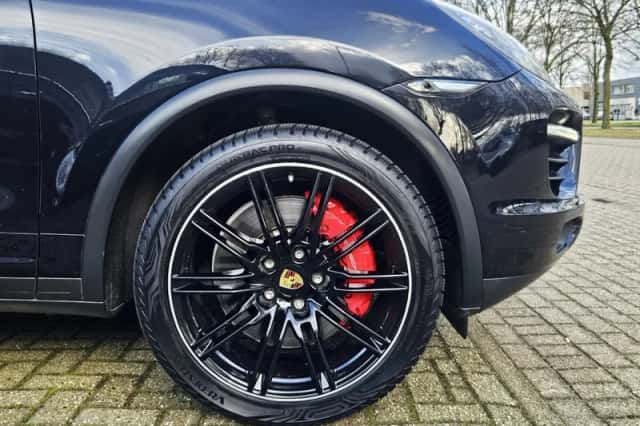 Porsche Cayenne (2010) thumbnail 3