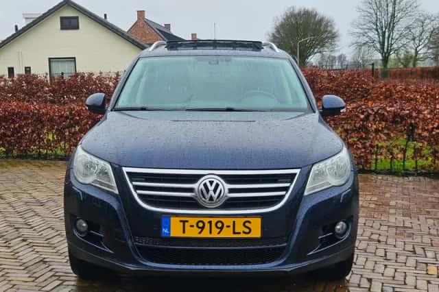 Volkswagen Tiguan (2010) thumbnail 2