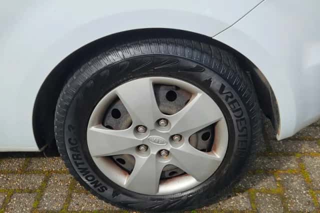 Kia ProCeed (2009) thumbnail 3