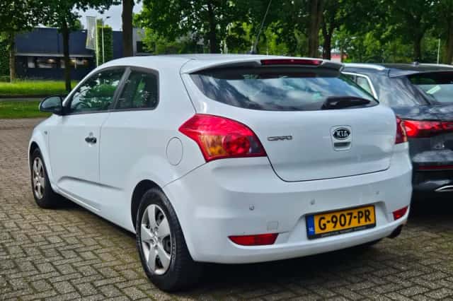 Kia ProCeed (2009) thumbnail 4