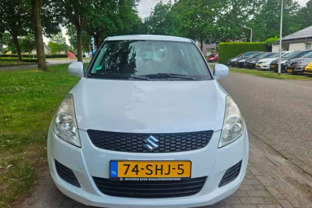 Suzuki Swift (2011) thumbnail 2