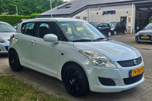 Suzuki Swift (2011) thumbnail 3