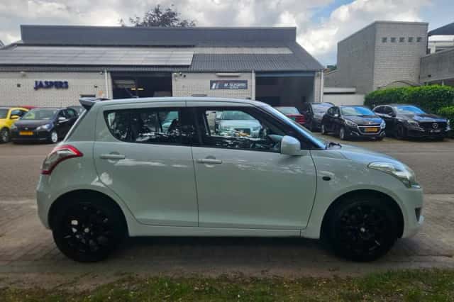 Suzuki Swift (2011) thumbnail 4