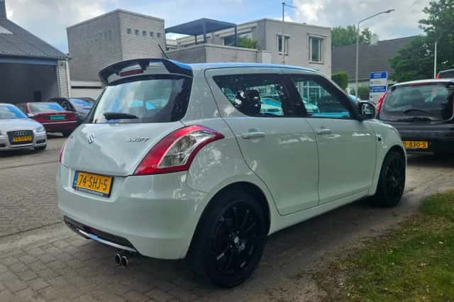 Suzuki Swift (2011) thumbnail 5