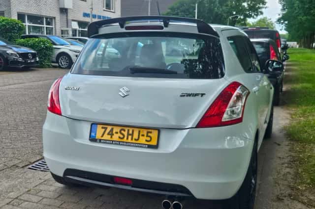 Suzuki Swift (2011) thumbnail 6