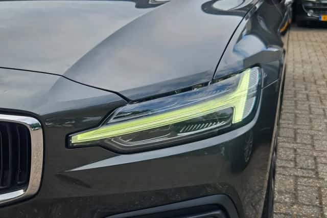Volvo V60 (2019) thumbnail 2