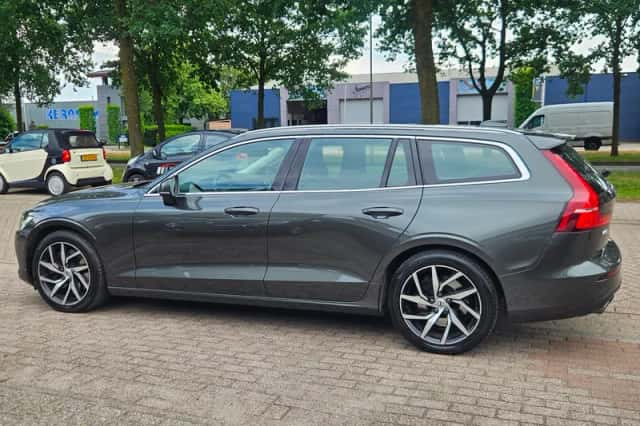 Volvo V60 (2019) thumbnail 3