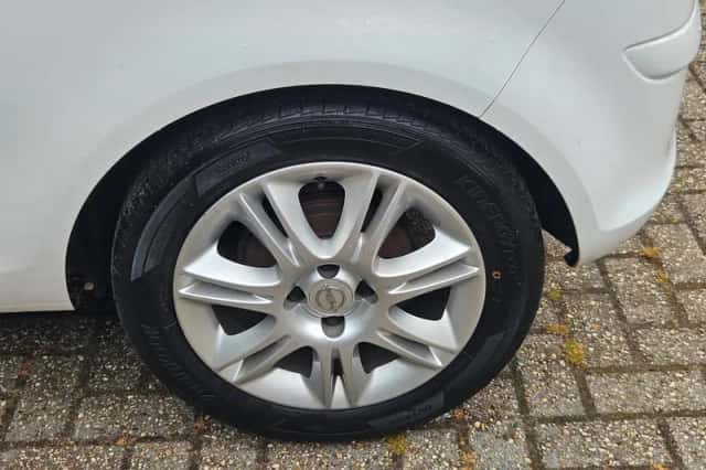 Opel Corsa (2010) thumbnail 3