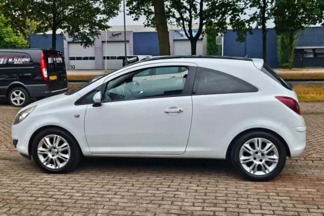 Opel Corsa (2010) thumbnail 4