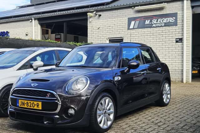 MINI Cooper S (2015) thumbnail 1
