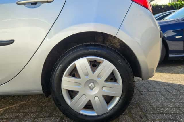Renault Clio (2009) thumbnail 2