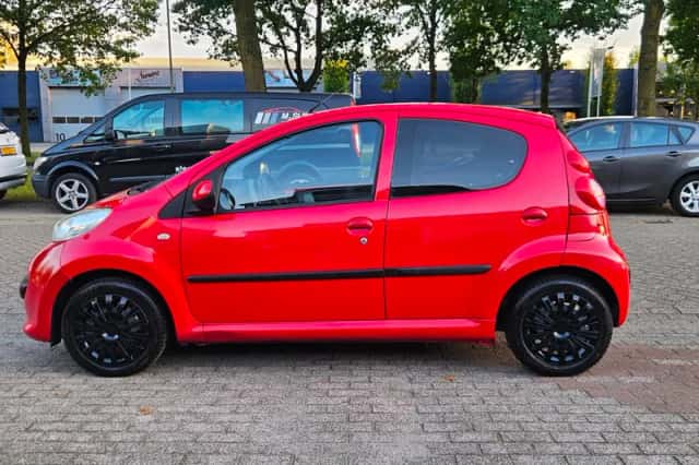 Peugeot 107 (2008) thumbnail 2