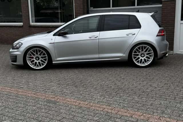 Volkswagen Golf (2015) thumbnail 2