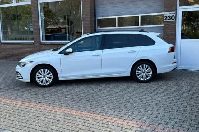 Volkswagen Golf (2021) thumbnail 2