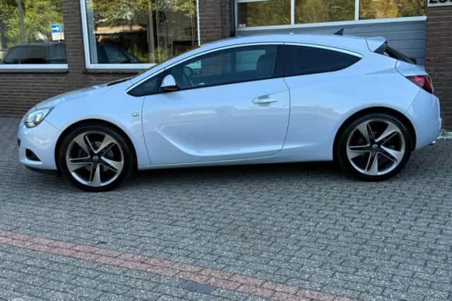 Opel Astra (2011) thumbnail 2