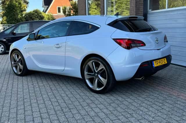 Opel Astra (2011) thumbnail 3