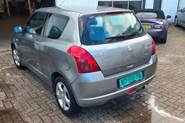 Suzuki Swift (2007) thumbnail 3