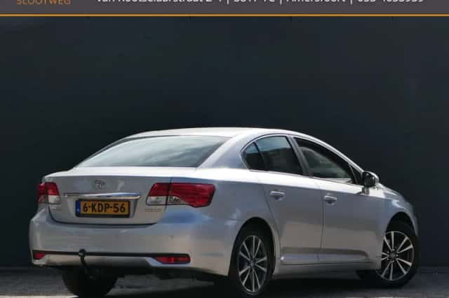 Toyota Avensis (2013) thumbnail 2