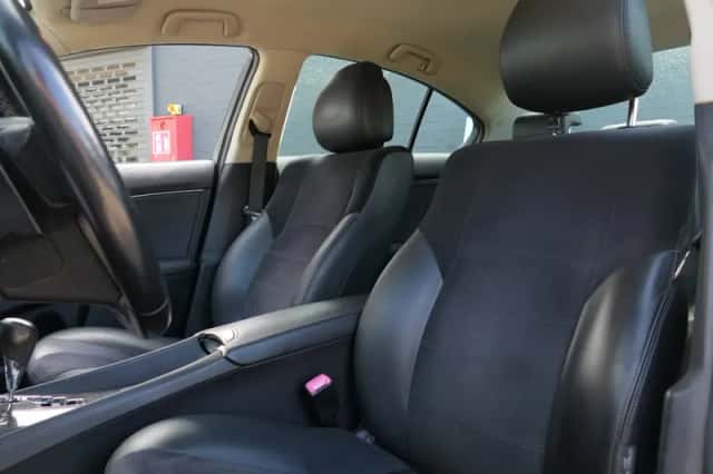 Toyota Avensis (2013) thumbnail 3