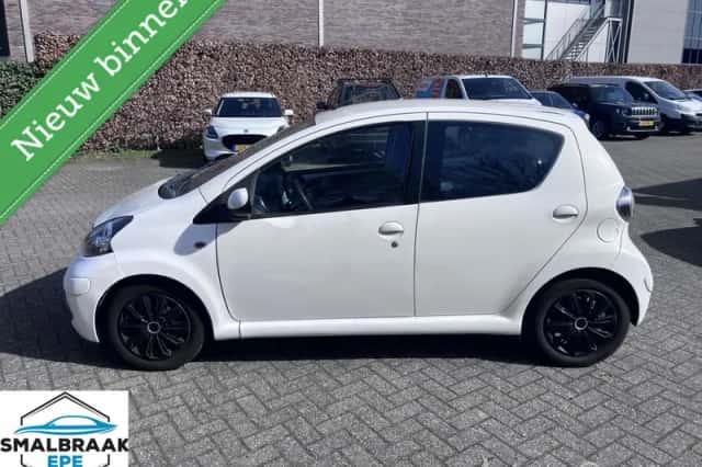 Toyota Aygo (2011) thumbnail 2