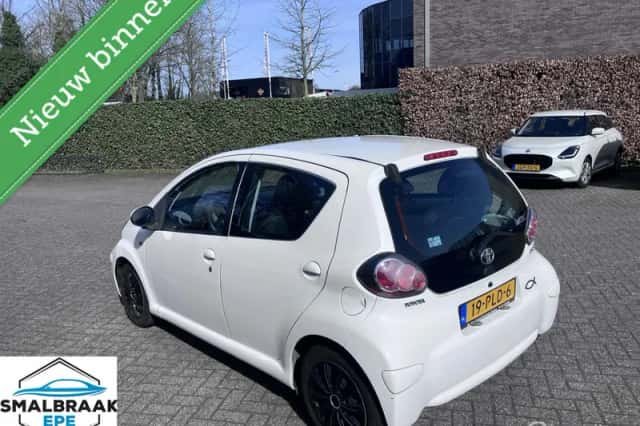 Toyota Aygo (2011) thumbnail 3