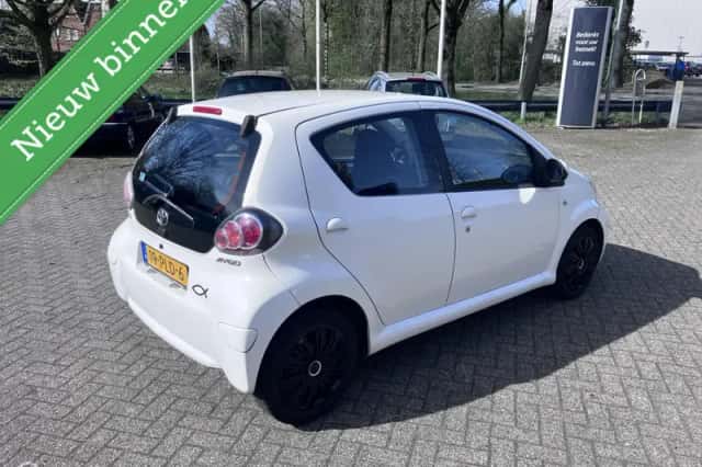 Toyota Aygo (2011) thumbnail 4