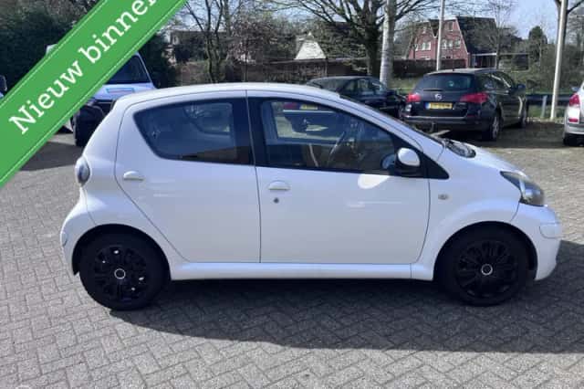 Toyota Aygo (2011) thumbnail 5