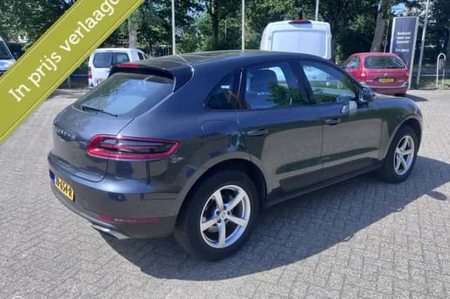 Porsche Macan (2017) thumbnail 5