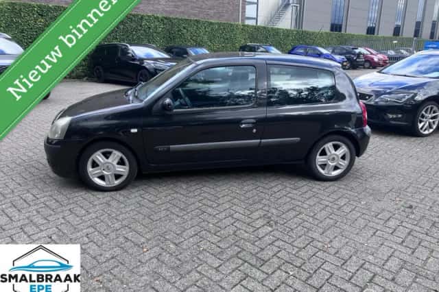 Renault Clio (2004) thumbnail 2