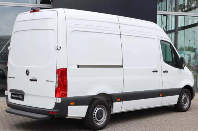 Mercedes-Benz Sprinter (2024) thumbnail 2