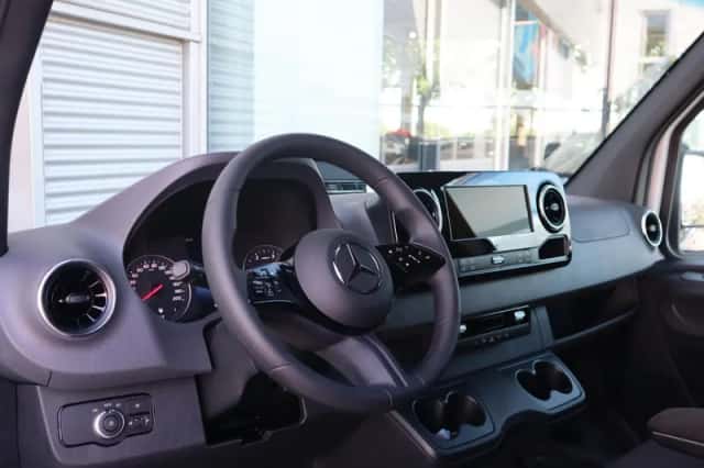 Mercedes-Benz Sprinter (2026) thumbnail 3