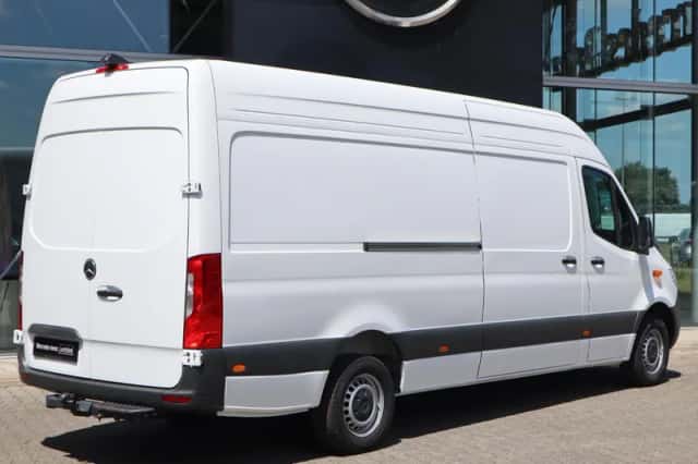 Mercedes-Benz Sprinter (2024) thumbnail 2