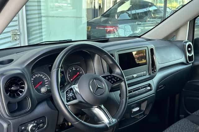 Mercedes-Benz Vito (2024) thumbnail 3