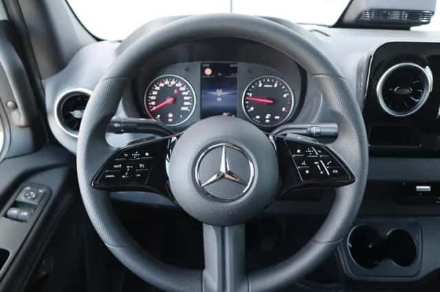 Mercedes-Benz Sprinter (2026) thumbnail 4