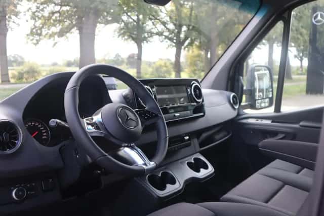 Mercedes-Benz Sprinter (2026) thumbnail 3