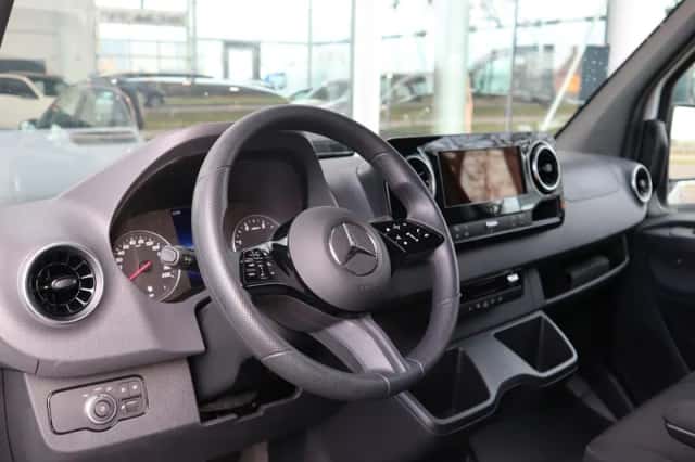 Mercedes-Benz Sprinter (2024) thumbnail 3