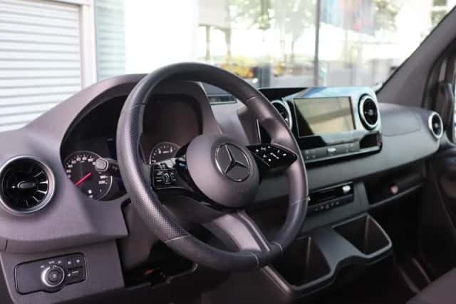 Mercedes-Benz Sprinter (2024) thumbnail 3
