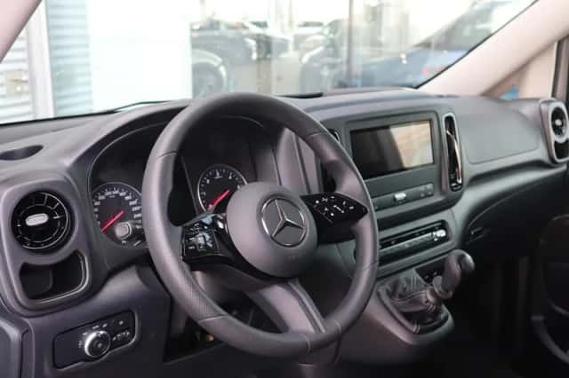 Mercedes-Benz Vito (2024) thumbnail 3